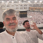 Hajriz Brčvak sa sinom ispred Kabe, svetog mjesta muslimana, đe se susreću vjera i snaga dove- molitve